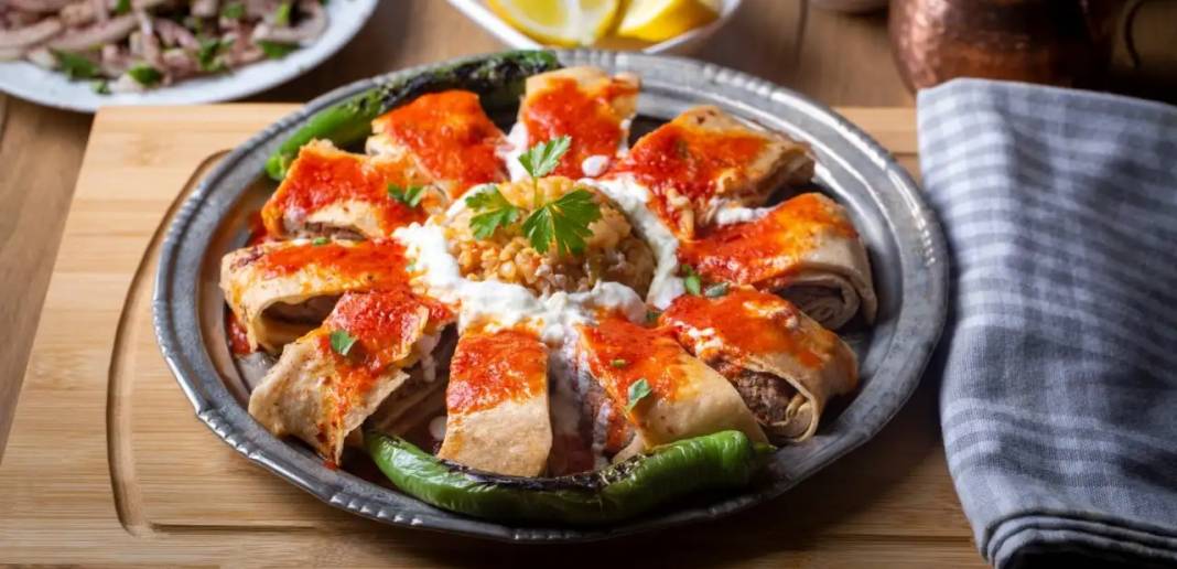 "Yemeği Ekmeksiz Yiyemiyorum" Diyenler Buraya! Dünyanın En İyi Ekmekli Yemekleri Açıklandı: Türkiye'den 9 Lezzet Listede! 9